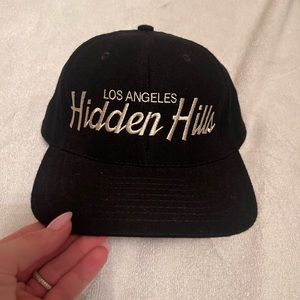 HIDDEN HILLS SNAPBACK HAT
100% MERINO WOOL HAT